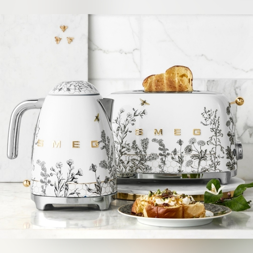 BESTSELLER SMEG Honeycomb Electric Kettle - Picture 8 of 15